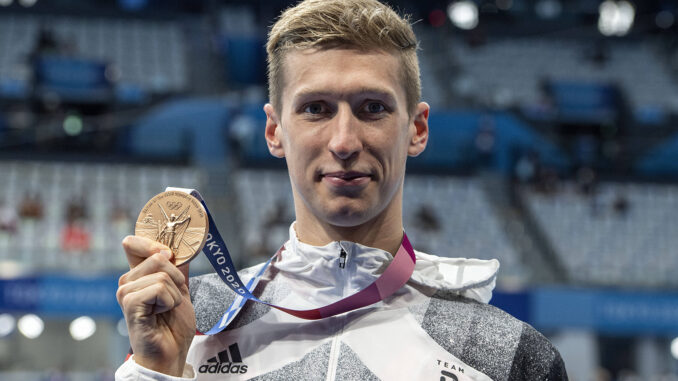 Florian WELLBROCK (GER) zeigt seine Bronzemedaille, 3. Platz, Bronze; Siegerehrung; 1500m Freistil / M, Finale Schwimmen
